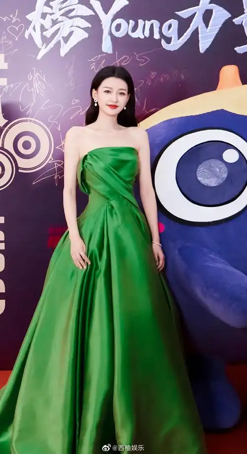 孙怡出席年度榜上榜盛典身穿高贵缎面礼服亮相现场