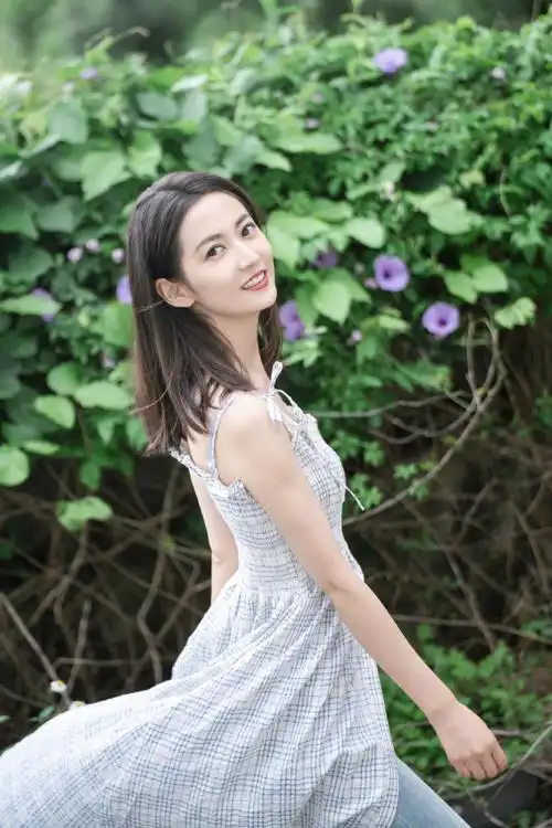 陈钰琪再晒美照,吊带长裙清纯甜美,笑容灿烂宛如初恋