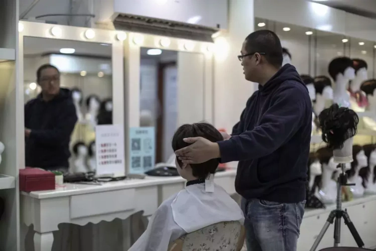 这个美发店专给女人剃光头,竟然被称为最暖心!
