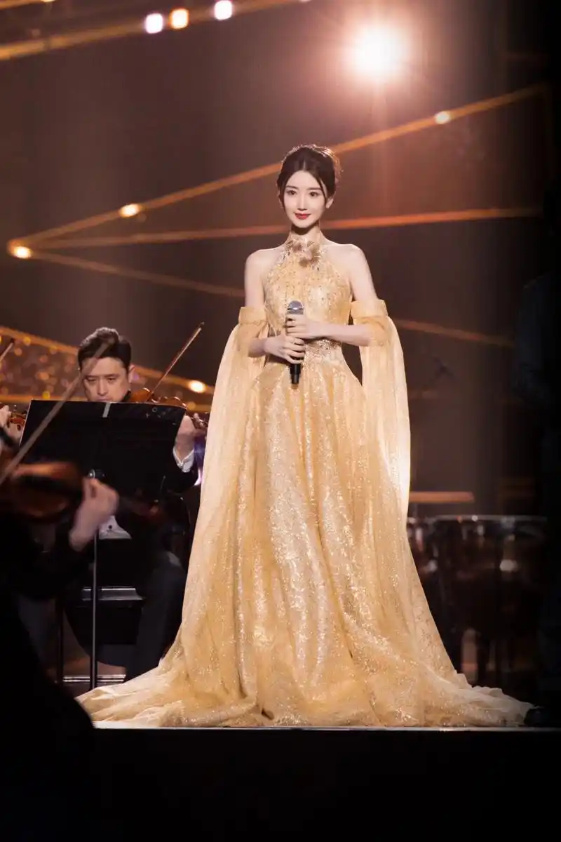 毛晓彤身穿小queen家代理品牌selene chow[星 - 抖音