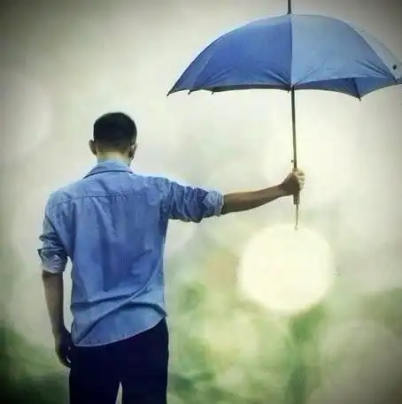 帮忙找下情侣头像的另一个 撑伞的