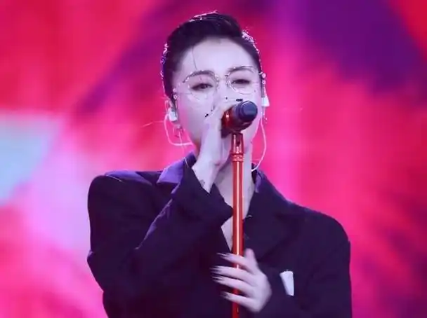 这一次被《浪姐5》选中,很多人以为她也会像陈冰,陈梓童那样成为炮灰.