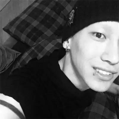 黑白系高冷的酷男戴帽子真人男生头像 不露脸霸气侧漏的微信男头_男生