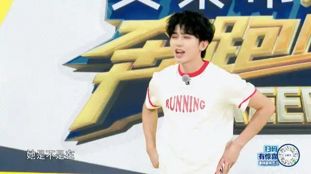 《奔跑吧》撕名牌时开启"唠嗑模式" 结果一出手就撕掉了蔡徐坤名牌