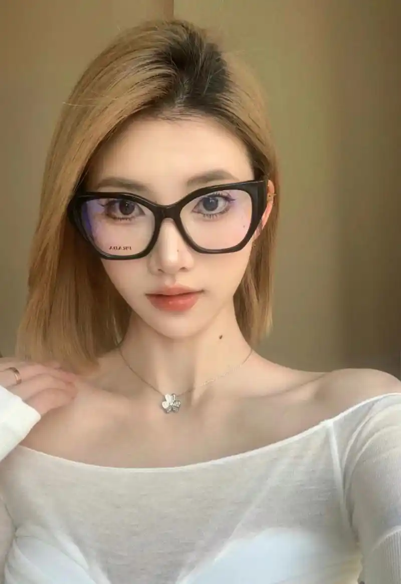 黄色短发配上黑框眼镜,外加一件白色t恤,这气质立马上了一个档次