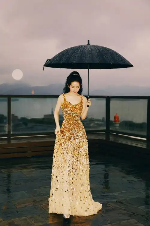 赵丽颖最新写真大片曝光雨中撑伞复古优雅