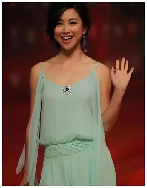 39岁女神朱珠性感比基尼照,网友纷纷点赞,美丽不失端庄|时尚|大波浪