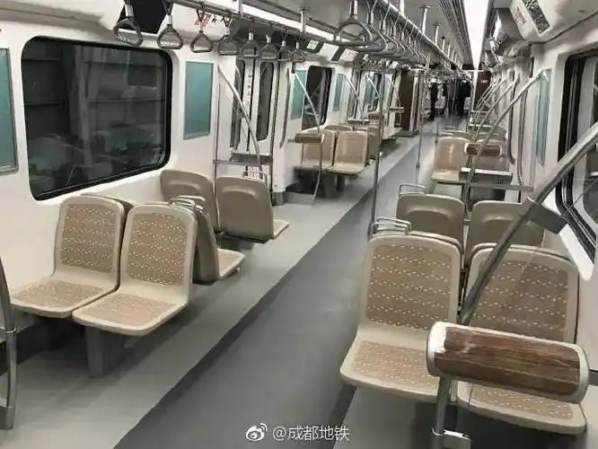 全速报丨成都地铁10号线有望下月开通!站台美图,车厢内景曝光