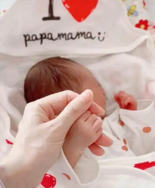 他都从一个小baby变成一个少年,他妈妈都生下二胎了,他还是单身