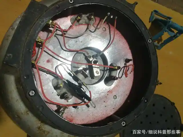 它上面有两个接线头,一端通向品字插座总电源,一端与电热锅所有发热管