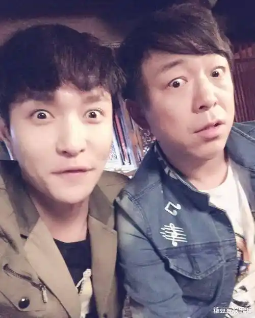 张艺兴为黄渤庆生,合照配文暗藏小心机,手写信调侃自己"字好看"