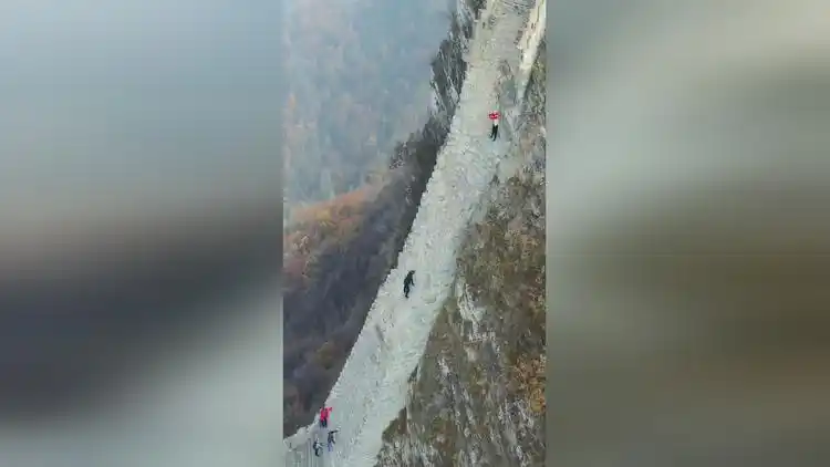 鹰飞倒仰段是箭扣长城最为险峻的地方近80度的陡坡