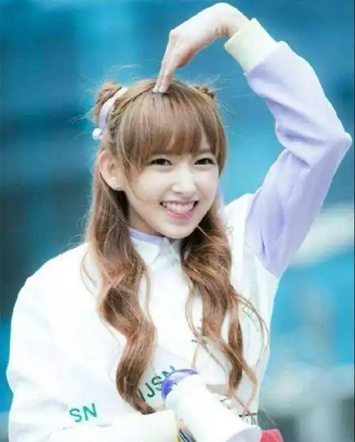 程潇17岁出道被韩国捧上天美貌与实力并存的爱豆