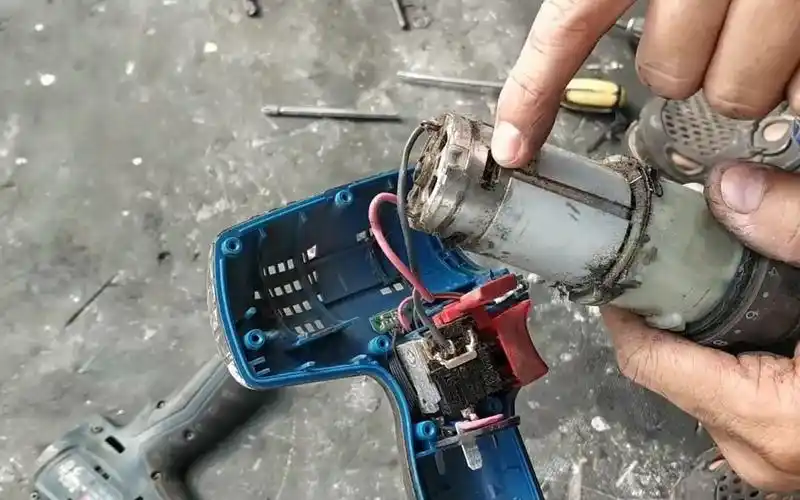 工具哥修理东成手电钻,还没拆开就知道出什么问题了,技术真高