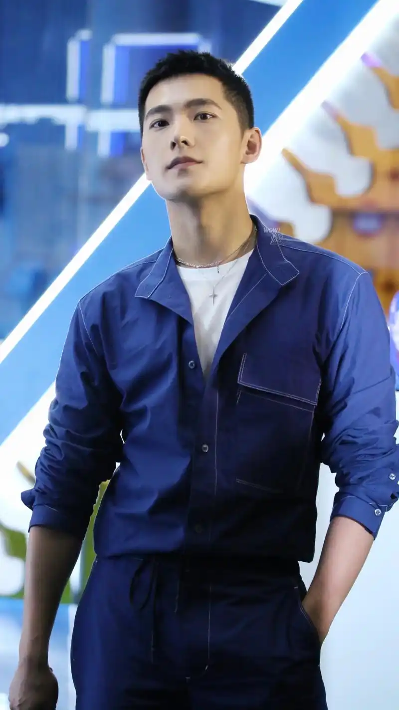 可甜可盐 又a又飒 硬朗帅气的寸头咩～@杨洋