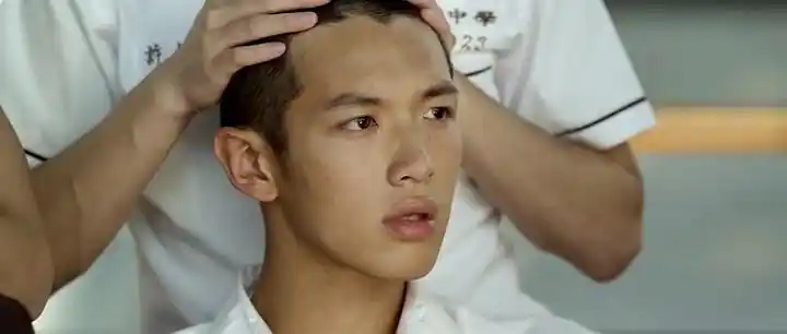 求《那些年》柯震东圆寸看到沈佳宜马尾时发呆的图片