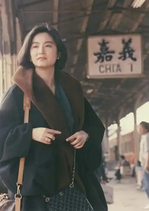 林青霞母亲麻兰英女儿有钱又孝顺她当年为何从12楼一跃而下