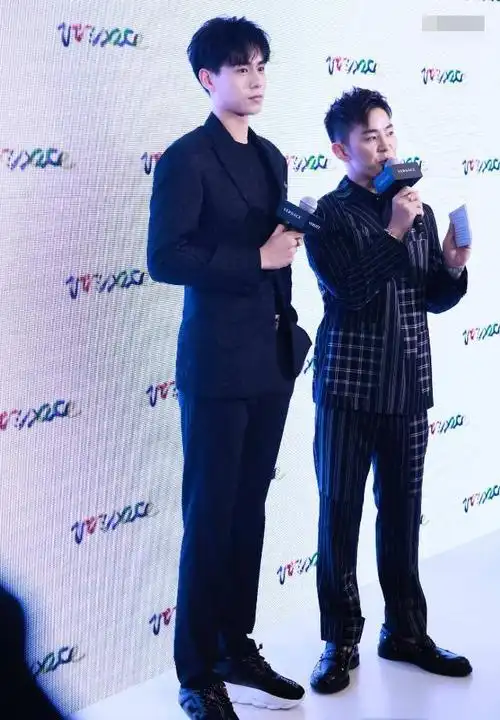 有种"费布料"叫胡一天的身高,上半身像贵公子,裤腿却成庄稼汉_网易