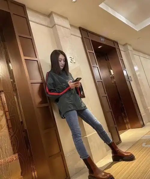 拥有腿部优势的女人也可以学习一下李小冉的搭配思路,使用紧身牛仔裤