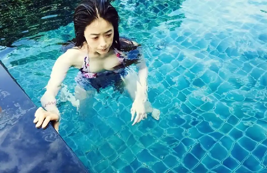 40岁的蒋欣才是"人间尤物",看到她的泳装照后,网友:微胖女神