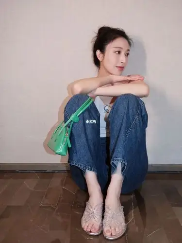 张俪穿着caratiff蝴蝶系列水晶凉鞋