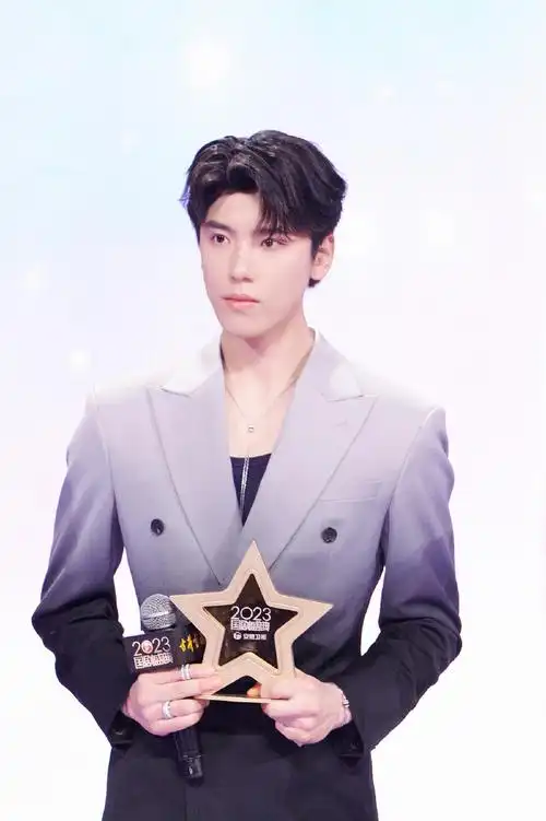 王子异超话2024年第一天,靓仔收获了来自2023年的惊喜回馈,是认可