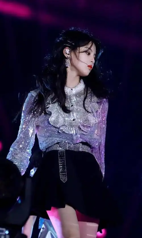 杨超越穿上"鱼鳞衣",舞台蹦跳有活力,不过摄影师角度太大胆了