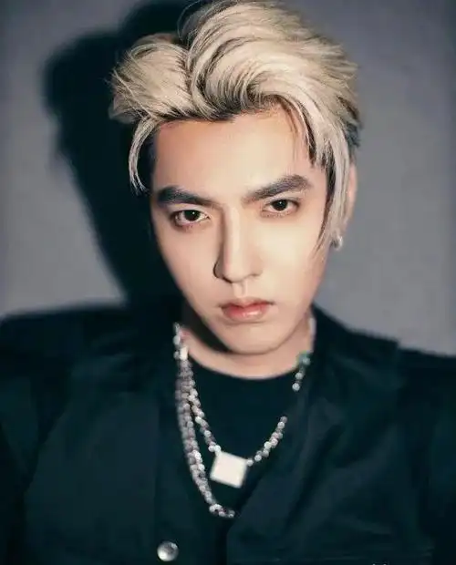 吴亦凡被捕粉丝绝食哭到发抖,14岁粉丝想自杀,还有人要"劫狱"