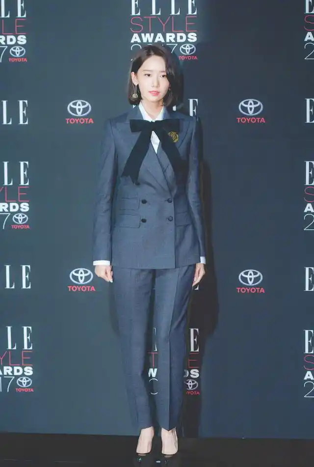 一身小西装俏丽又干练,林允儿实在太完美了.