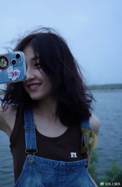 张子枫尊嘟清冷##张子枫海边冷感随拍