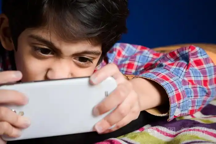 亚洲孩子在玩游戏的智能手机