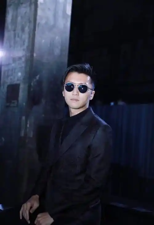 40岁谢霆锋秒杀当红小鲜肉,一袭紫色大衣帅气有型,侧颜玉面郎君_造型