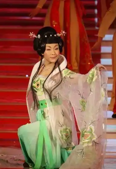 李玉刚母亲陈淑云:儿子拼命赚钱,我为他骄傲,也心疼他的辛苦_舞台