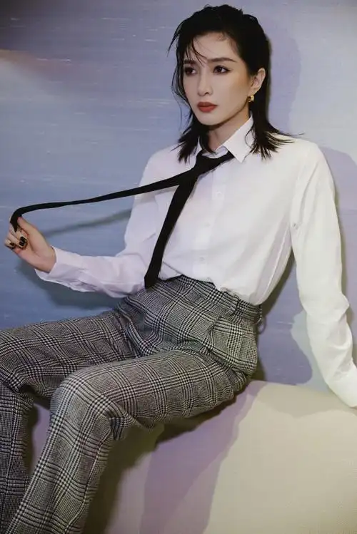 江疏影甜妹爆改老公##江疏影湿发西装造型