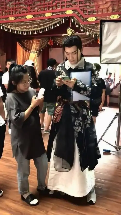 三嫁惹君心片场古装的邢昭林简直帅呆了