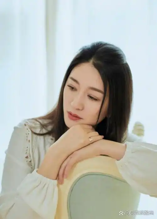 李小冉:感情生活不再是笑话 李小冉,一位肤白貌美,长发黑亮的女生,其