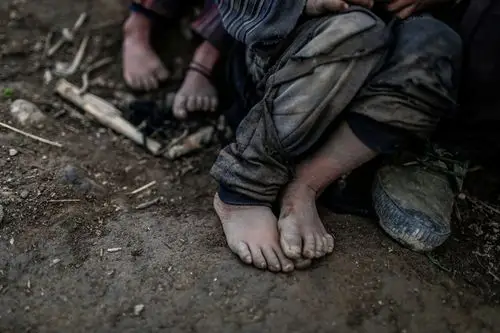 家庭极度贫困的生活,甚至很多小孩子连双鞋都没有.