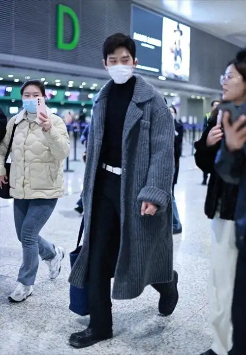 井柏然:街拍风范,时尚魅力百变酷感!_大衣_托特_造型