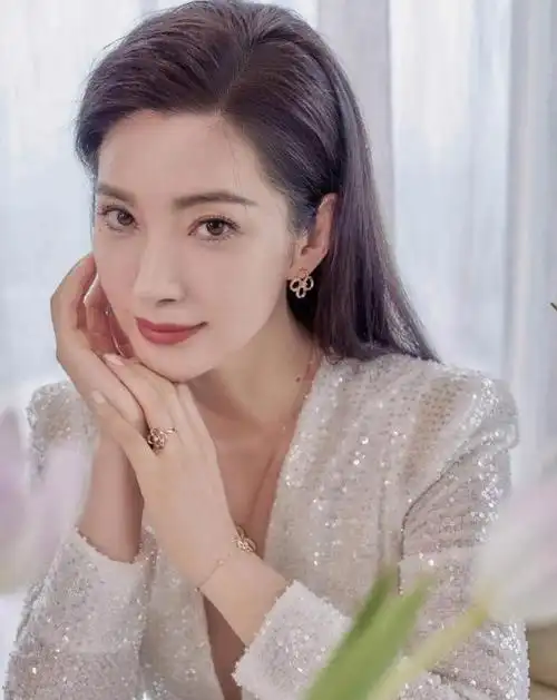 49岁李冰冰近照曝光,面部臃肿僵硬撞脸刘晓庆,珠光宝气待遇高