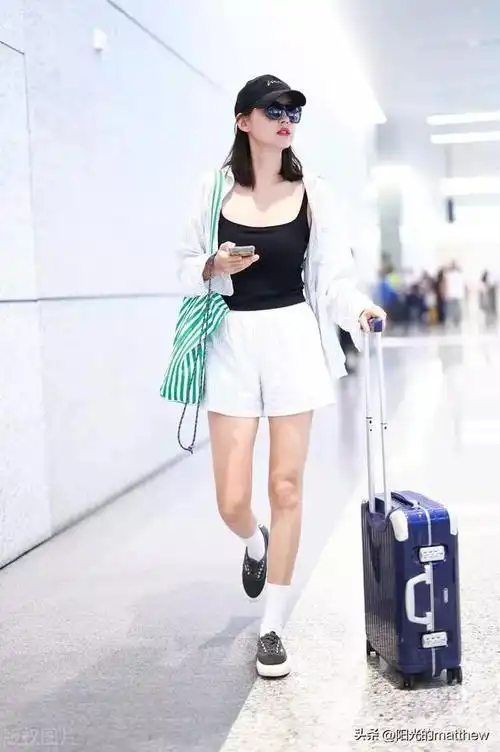 张梓琳现身上海机场黑色背心白色短裤清凉随性