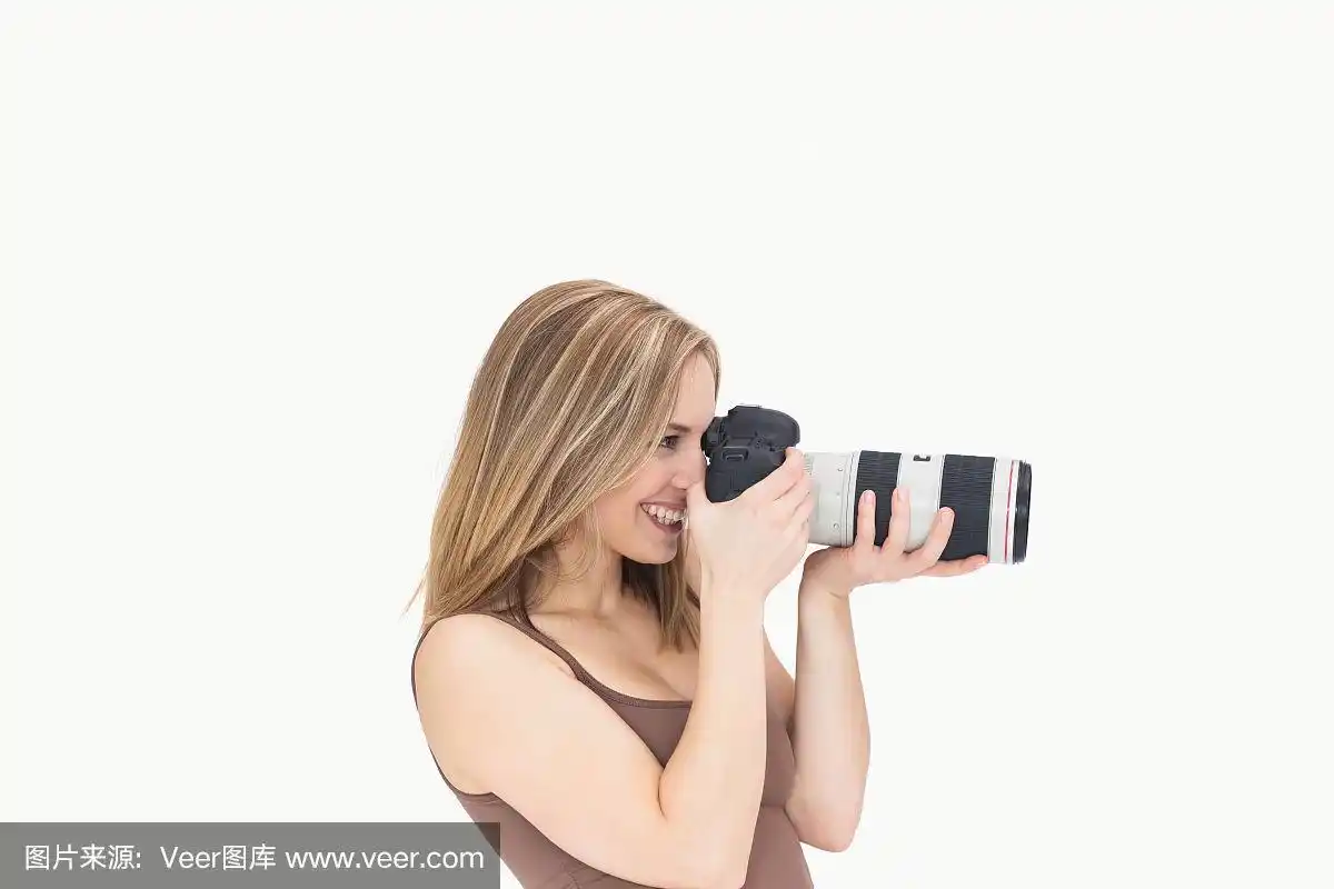 女性摄影师带相机的侧视图
