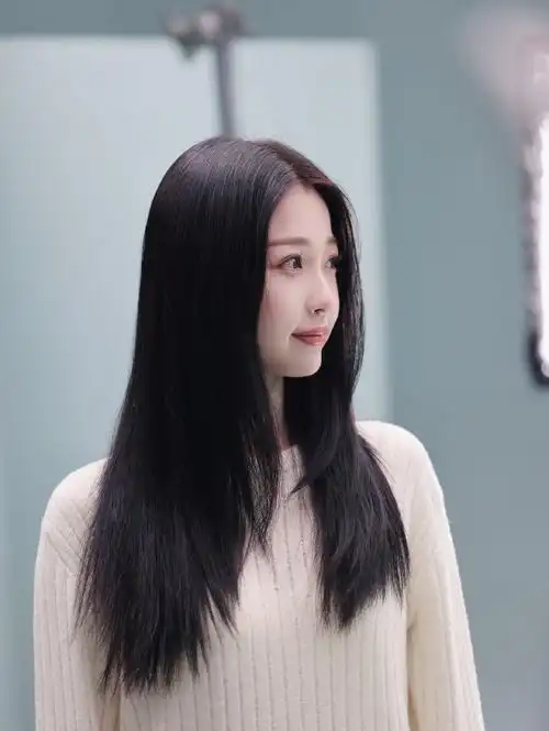 虞书欣白色露背毛衣#虞书欣最新大片,全白造型长直发又甜又辣这秆腰