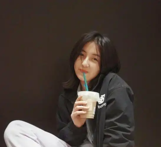 张子枫素颜怼脸拍毛孔清晰可见网友放大后留言一点不像20岁