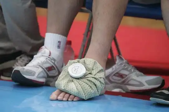 图文-小巨人场下为男篮助威 姚明场下冰块敷脚