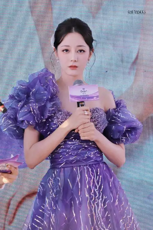 迪丽热巴金纺活动##迪丽热巴被送玫瑰花