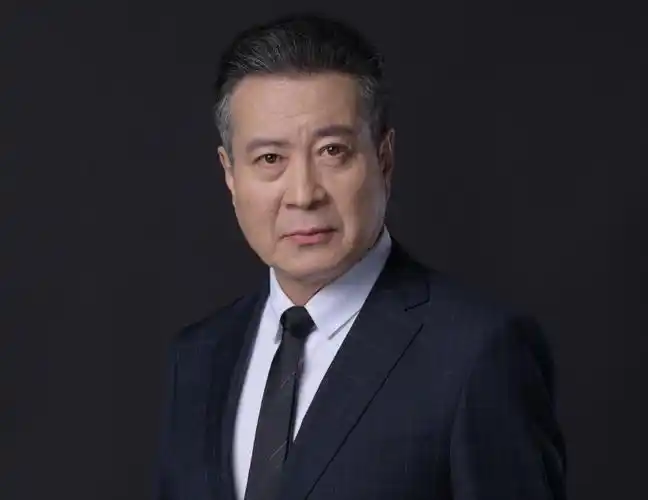 德艺双馨的老戏骨,婚姻生活很幸福,如今60岁演"万人迷岳父"获赞