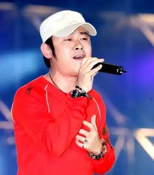 20年前,新疆歌手刀郎凭借一首《2002的第一场雪》红遍了大江南北,刀郎