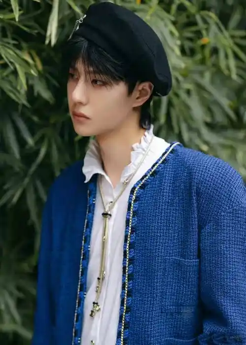 原创王一博代言香奈儿穿蓝绿色斜纹软呢外套配牛仔裤清新帅气又高级