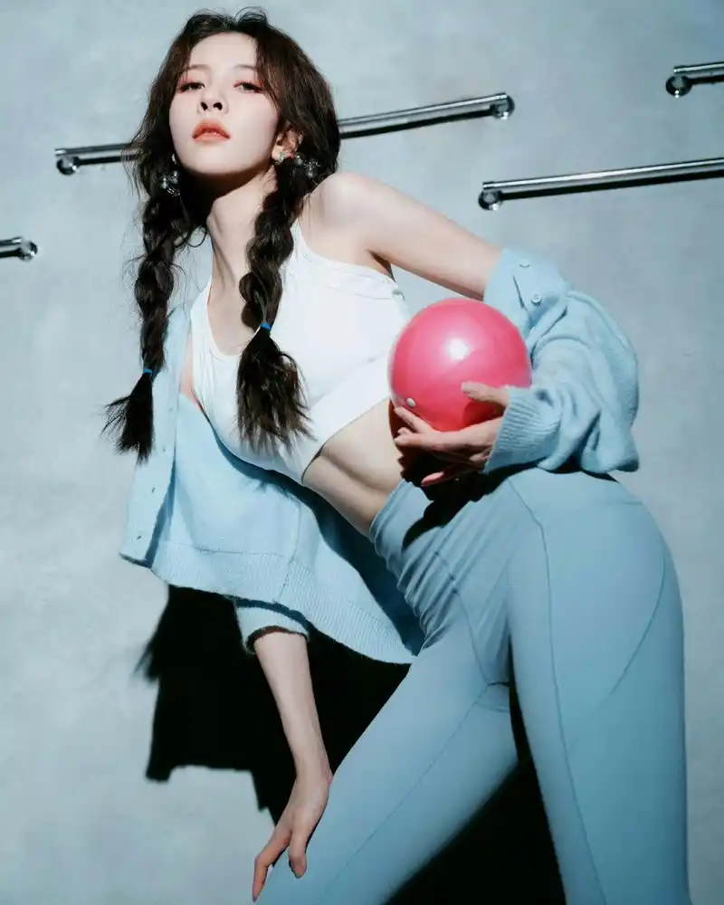 宋妍霏  小蛮腰  美腿