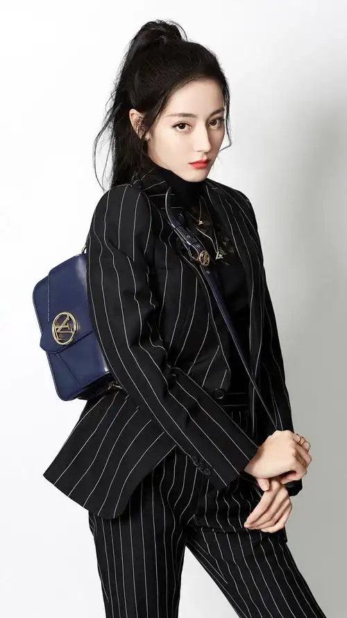 迪丽热巴纹格西装高清手机壁纸